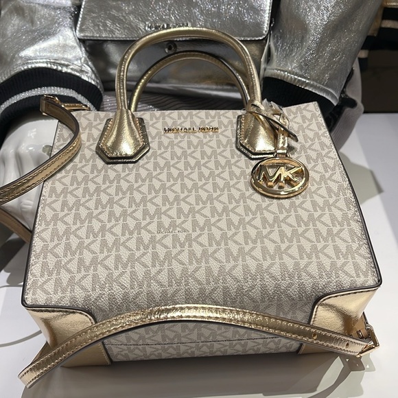 MICHAEL KORS
Mercer Medium Signature Logo and Metallic Accordion Crossbody Bag - Picture 14 of 16